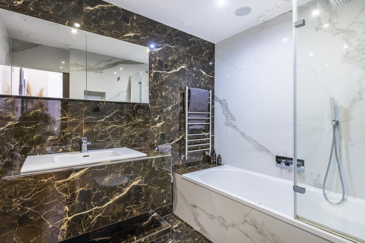 Kensington Luxurious Three Bedroom Appartamento *