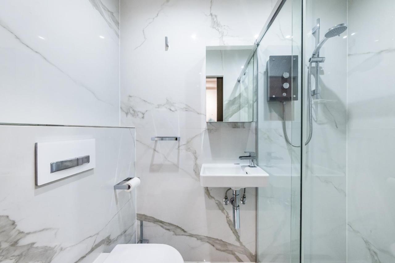 Kensington Luxurious Three Bedroom Appartamento