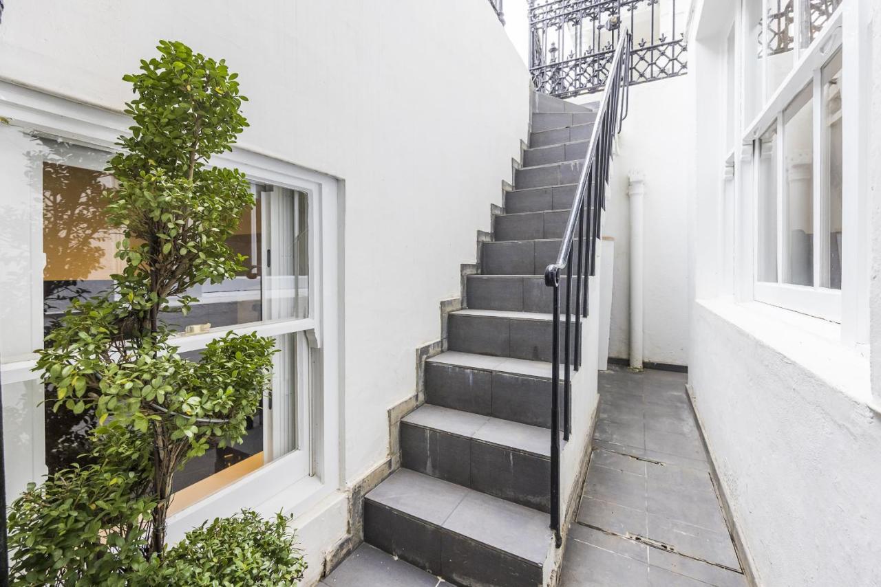 Kensington Luxurious Three Bedroom Appartamento
